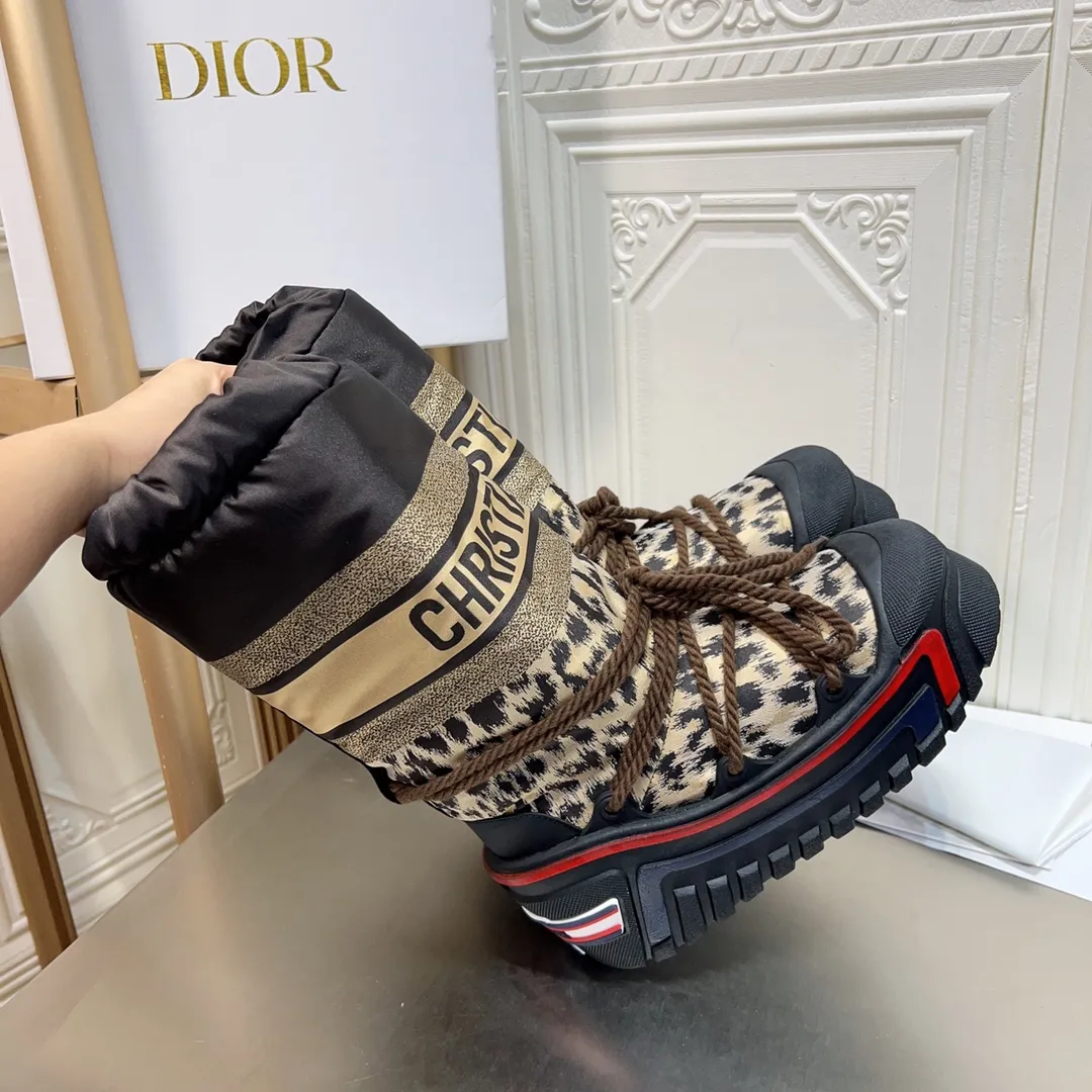 Men's shoes p600! The highest version on the market, Dior Dior's king style snow boots, ski boots, fat and cute, so cute →_→ from the DiorAlps limited series, unique. Shiny nylon Oblique print upper with criss-cross straps for an ideal fit. The technical fabric of the boot shaft, short-cut version, can be worn in the city or in the mountains. It makes the calf slimmer and taller, warm and concave. The boot shaft and sole are made of original waterproof padded lining. The embroidered fabric is original star ⭐ rubber non-slip thick sole and multi-module combination outsole. The size is 35-40. 41Customized